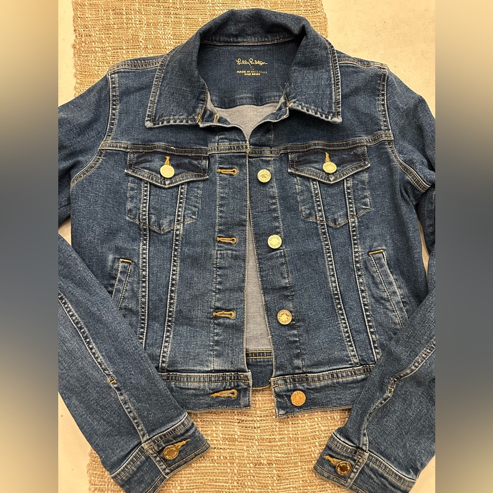 Lilly Pulitzer denim jacket
Size S